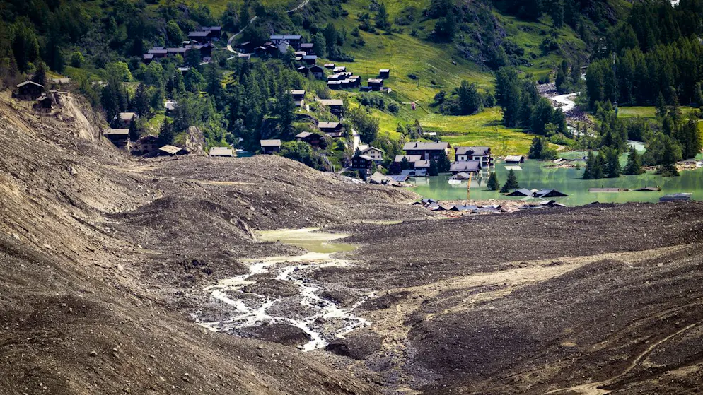 Das weitgehend zugeschüttete Blatten, ein Teil des Dorfes steht zudem unter Wasser. (6. Juni 2025)