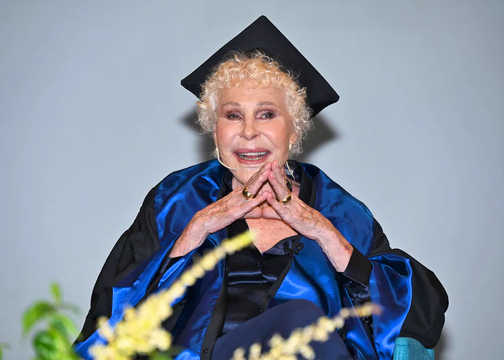 Ornella Vanoni ha ricevuto la laurea honoris causa alla veneranda età di 90 anni.