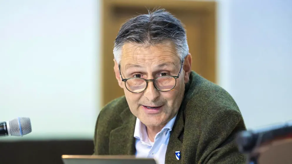 Le président de Blatten Matthias Bellwald a présenté le calendrier de la reconstruction lors d'une assemblée primaire (archives).