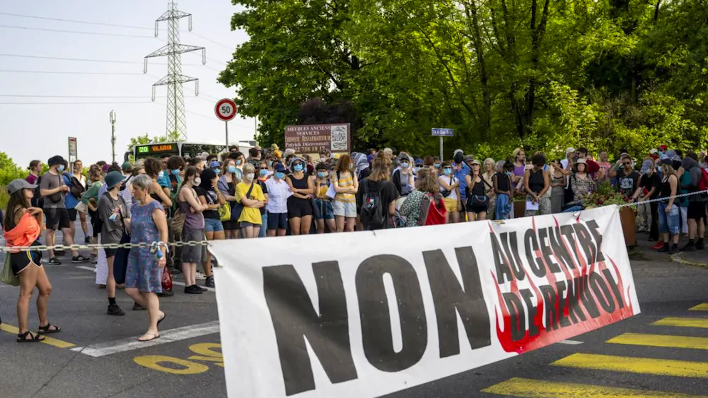 Les manifestants ont perturbé le trafic en barrant la route avec une chaîne à laquelle étaient accrochées des banderoles.
