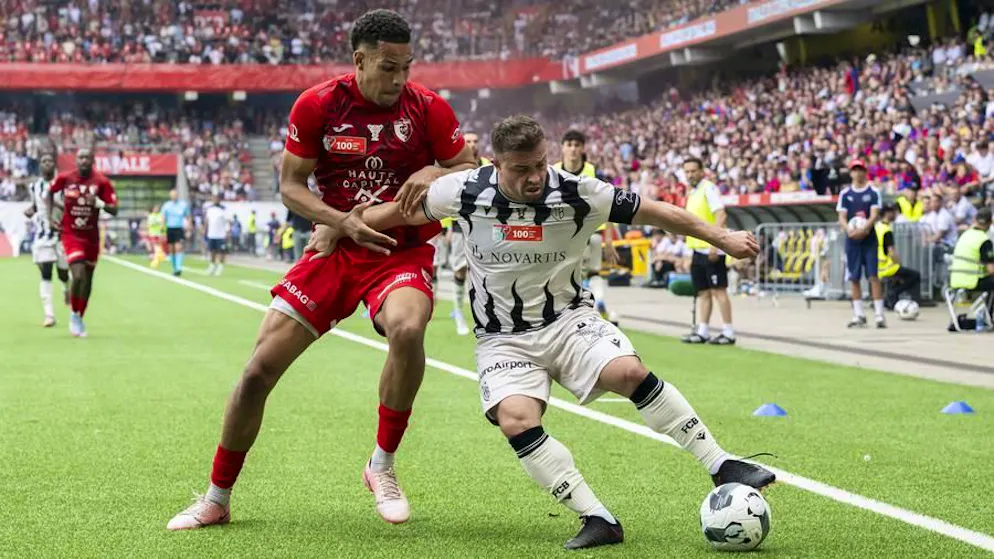 In marcatura su Xherdan Shaqiri durante la finale