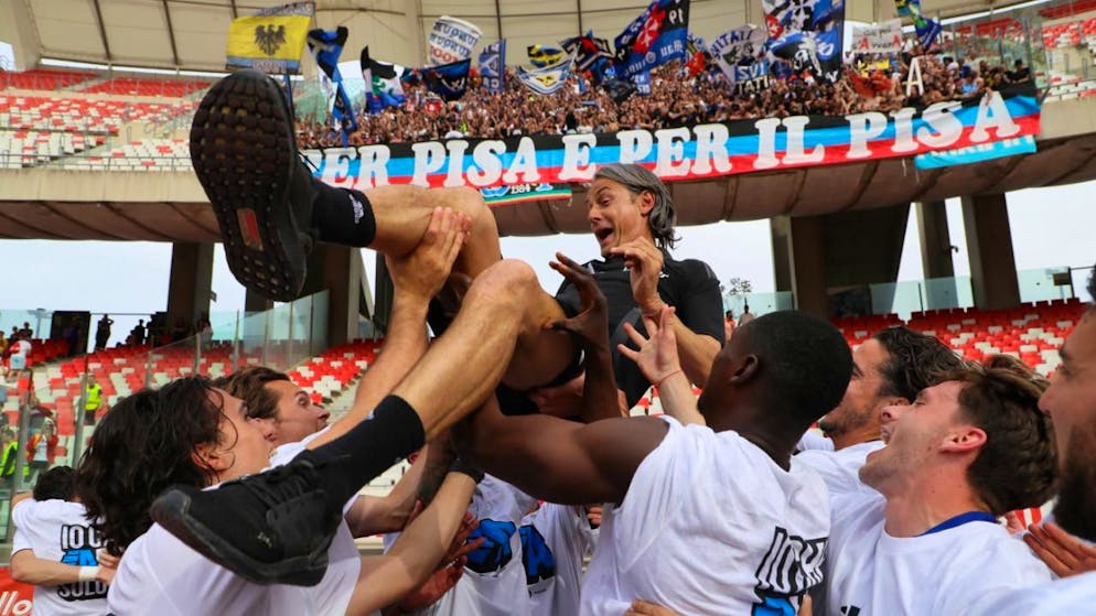 Nach dem Aufstieg von Pisa in die Serie A wird Filippo Inzaghi von den Spielern gefeiert. Nun trennen sich der Trainer und der Verein