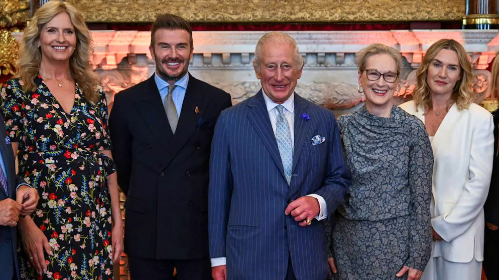 Re Carlo (al centro) posa con i celebri ospiti: da sinistra Penny Lancaster e David Beckham. Alla destra del padrone di casa, Meryl Streep e Kate Winslet.