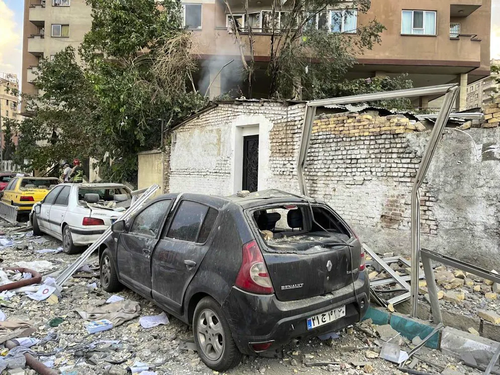 Frappes en Iran. Des débris provenant d'un immeuble résidentiel jonchent le toit de voitures garées après une frappe aérienne à Téhéran, en Iran, tôt le vendredi 13 juin 2025. Israël a attaqué la capitale iranienne tôt vendredi matin, provoquant des explosions dans toute la ville. (AP Photo/Vahid Salemi)