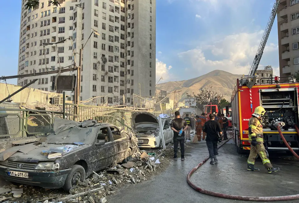 Frappes en Iran. Des pompiers interviennent à l'extérieur d'un bâtiment touché par des frappes aériennes israéliennes au nord de Téhéran, en Iran, le 13 juin 2025. 