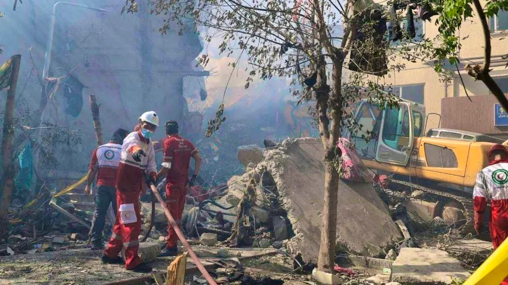 dpatopbilder - HANDOUT - Rescue workers work at the site of an explosion in Tehran. Photo: Uncredited/Iranian Red Crescent Society/AP/dpa - ATTENTION: For editorial use only in connection with reporting and only with full attribution of the above credit