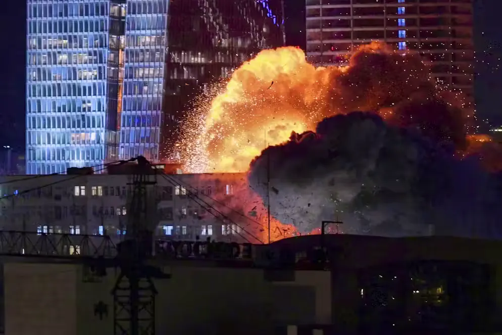 Une explosion à Tel Aviv, probablement après un tir de roquette.