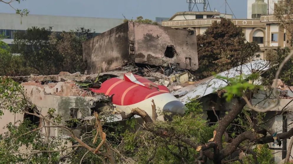 L'avion avait émis un appel de détresse presque aussitôt après avoir quitté le sol, avant de percuter un quartier résidentiel d'Ahmedabad situé au-delà de l'aéroport, dont une résidence de médecins et d'étudiants d'un hôpital voisin.