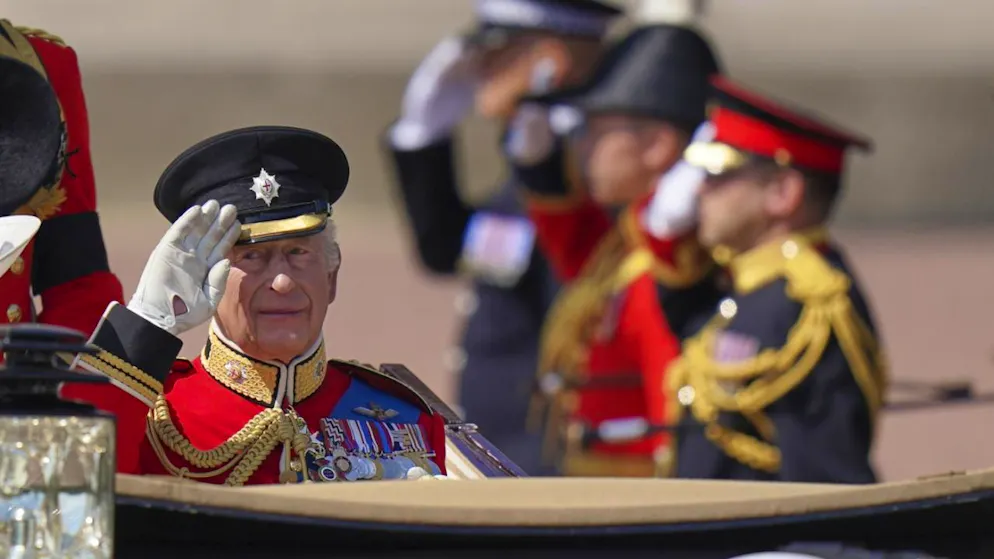 Une minute de silence. Anniversaire du roi Charles: hommage aux victimes du crash en Inde