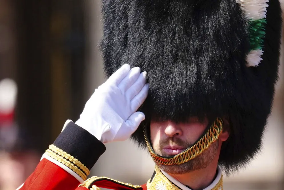 Le prince William salue alors qu'il quitte le palais de Buckingham avant le défilé annuel d'anniversaire du roi, à Londres, le samedi 14 juin 2025.