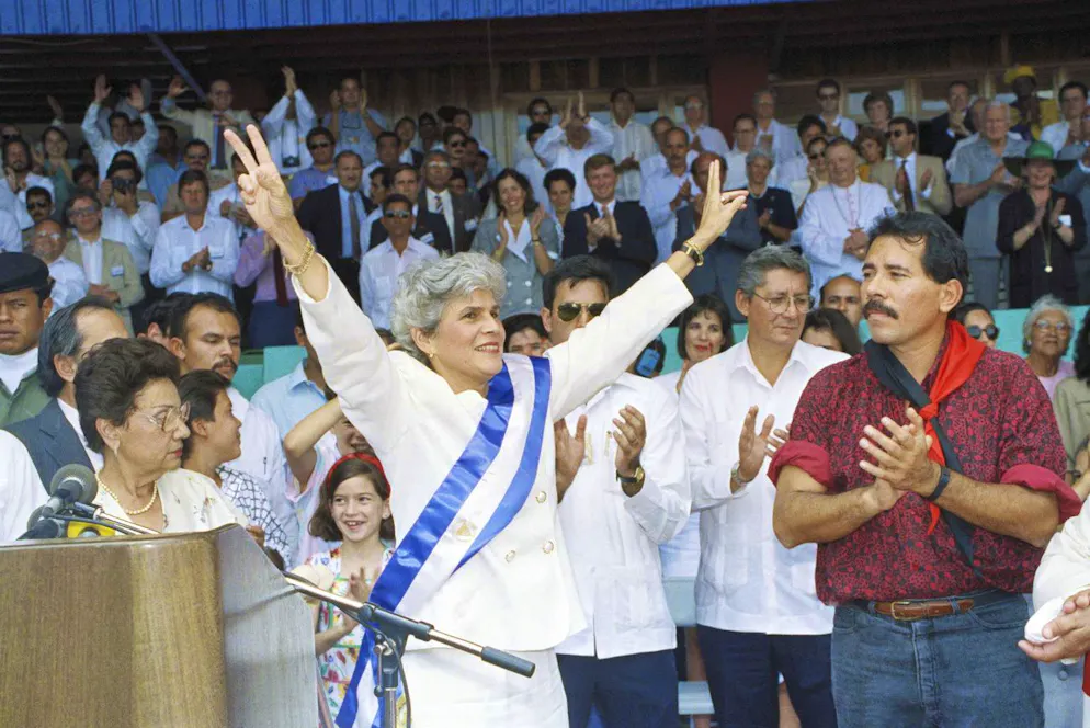 Violeta Barrios de Chamorro, présidente du Nicaragua de 1990 à 1997, est décédée à 95 ans. Ici en 1990, recevant l’écharpe présidentielle des mains de Daniel Ortega. (Archives)