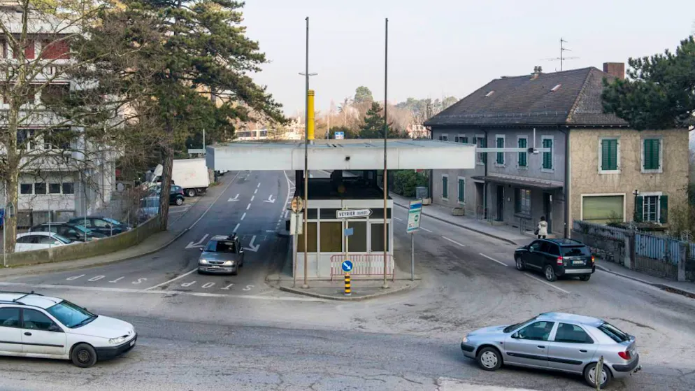 Avec l'adhésion à l'espace Schengen, la Suisse a abandonné les contrôles aux frontières. Ici le poste frontière de Vernier (GE) (archives).