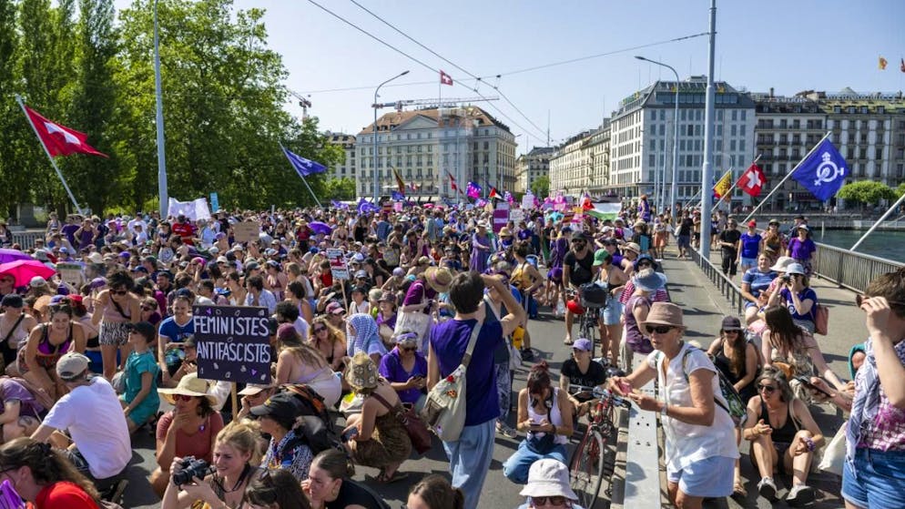 Grève des femmes. Des milliers de femmes défilent dans les rues de Suisse romande