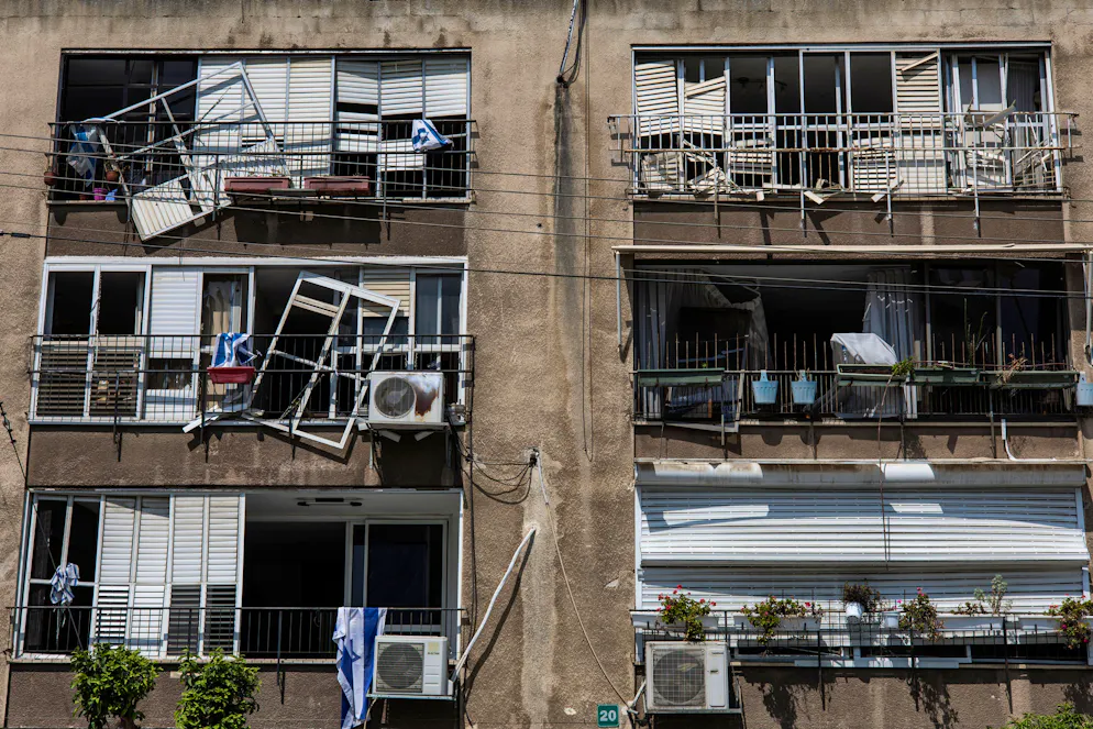 Un bâtiment endommagé sur un site de Tel Aviv touché par un missile tiré depuis l'Iran, le 14 juin 2025.