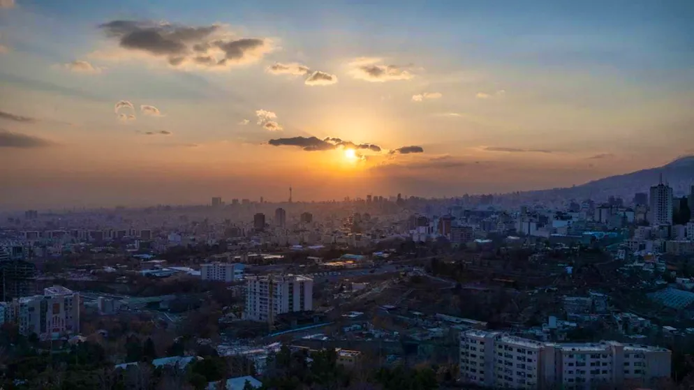 ARCHIVE - In the metropolis of Tehran, sunrays break through a few clouds towards evening. (to dpa: "Reports: Air defense system activated over Tehran") Photo: Arne Immanuel Bänsch/dpa