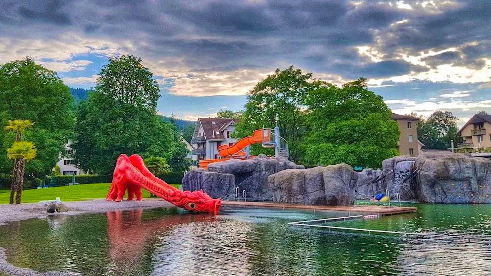 The park pool in Kriens LU has an adventure bay with a climbing wall.