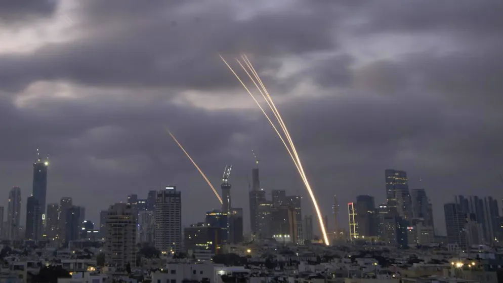 Les systèmes de défense aérienne sont entrés en action à plusieurs reprises à Tel Aviv dans la nuit de vendredi à samedi.