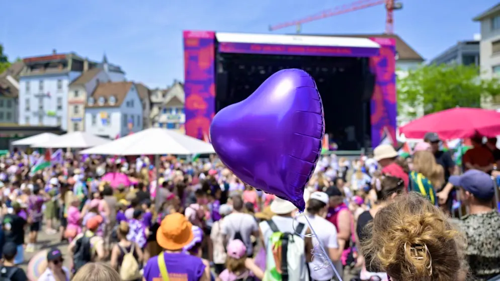 Plusieurs milliers de personnes se sont rassemblées à Bâle pour la grève des femmes.