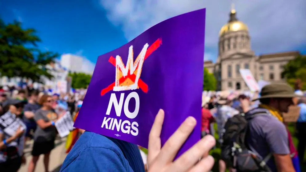 A protester holds a sign reading "No Kings" during a "No Kings" demonstration in Atlanta, Georgia. Photo: Mike Stewart/AP/dpa