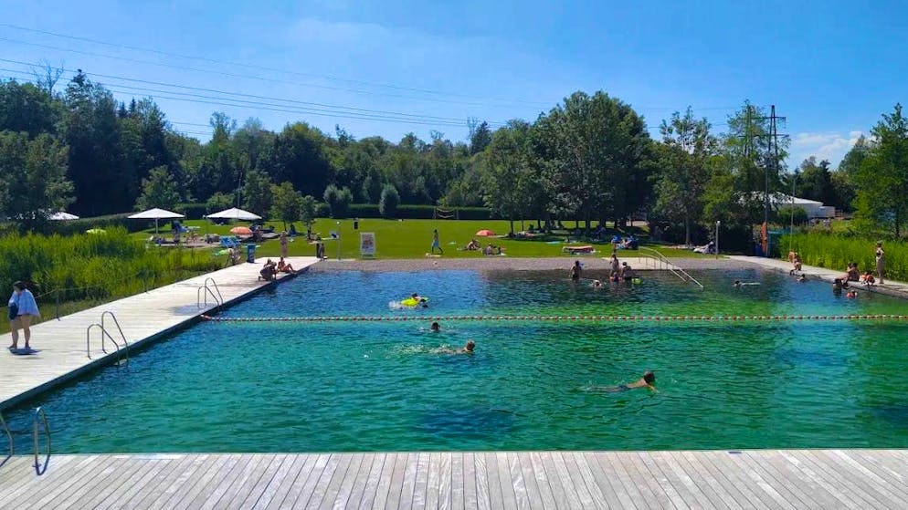The natural pool at Milandia in Greifensee ZH also has a non-swimmer area.