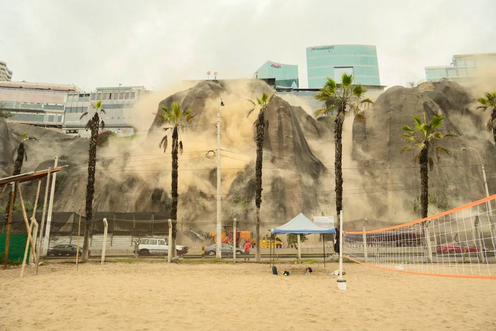 Un nuage de poussière s’élève lors d’un glissement de terrain provoqué par un séisme à Lima, le 15 juin 2025.