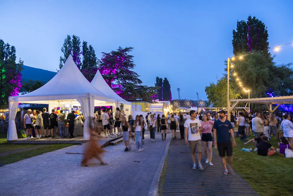 Des barrières, des stands et une cantine se sont envolés. Des arbres ont plié et des régies sons ont été endommagées. La structure de la tente principale du Cargo a subi des dégâts.