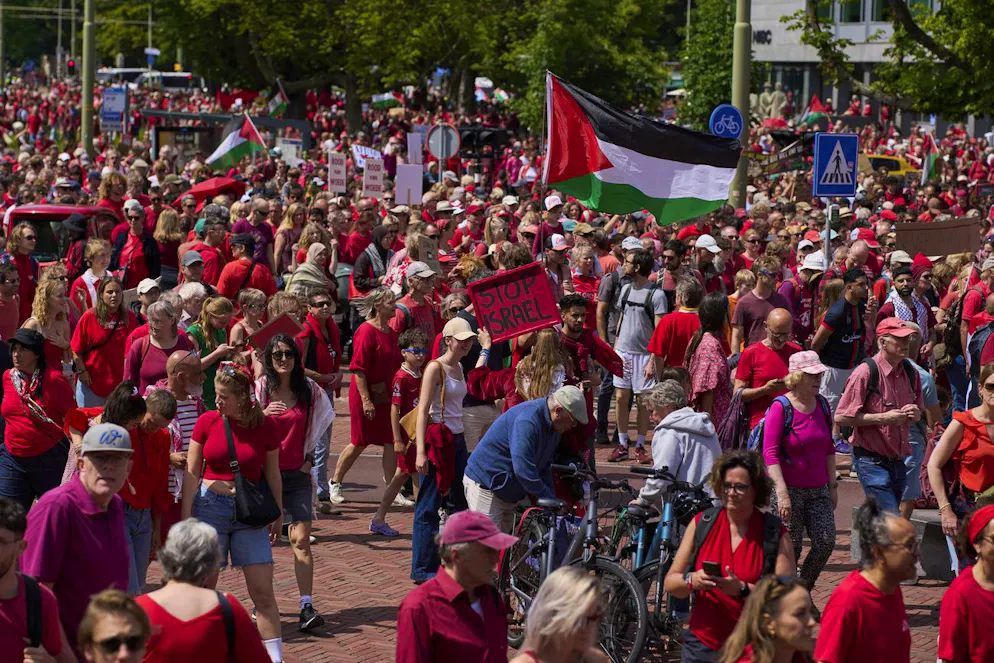 En agitant de nombreux drapeaux palestiniens, tandis que certains scandaient «Stop au génocide», les manifestants ont rempli un parc du centre-ville pouvant accueillir 100.000 personnes, le transformant en une mer rouge.