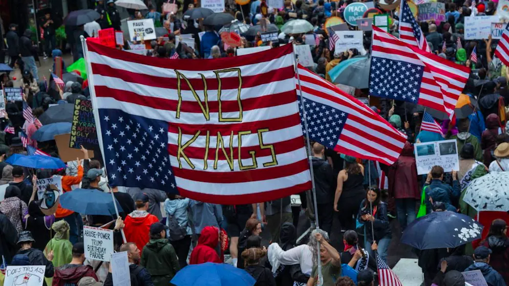 Le proteste si allargano. A New York più di 25'000 persone in piazza contro Trump
