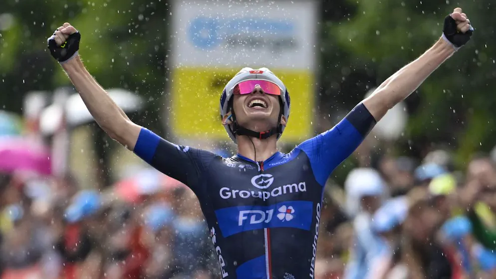 Tour de Suisse. Sous la pluie, Romain Grégoire remporte la première étape en solitaire