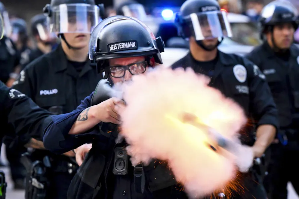 Un membre des forces de l’ordre tire un projectile non létal lors de la manifestation anti-Trump, samedi à Los Angeles.