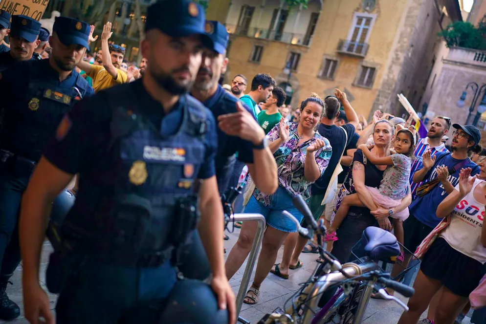 Another major protest against mass tourism on Mallorca - Gallery. Many families with small children also took part in the demonstration. 