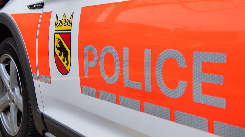 Fatal accident on the A5 near Brügg BE. Car collides with concrete wall and catches fire - driver dies