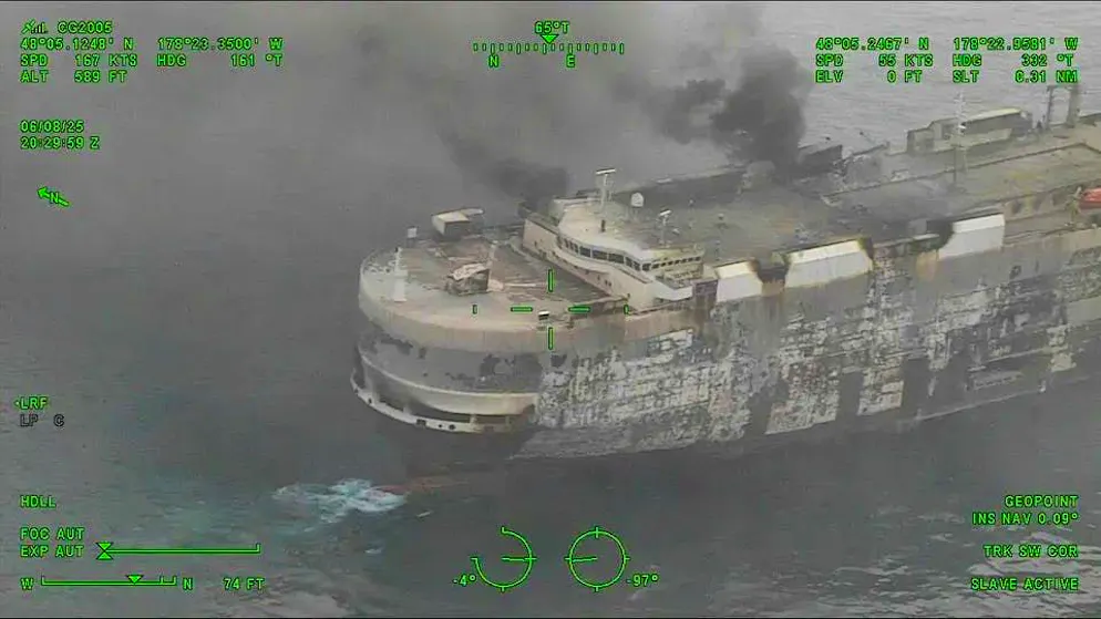 Il cargo in fiamme al largo delle coste dell'Alaska.