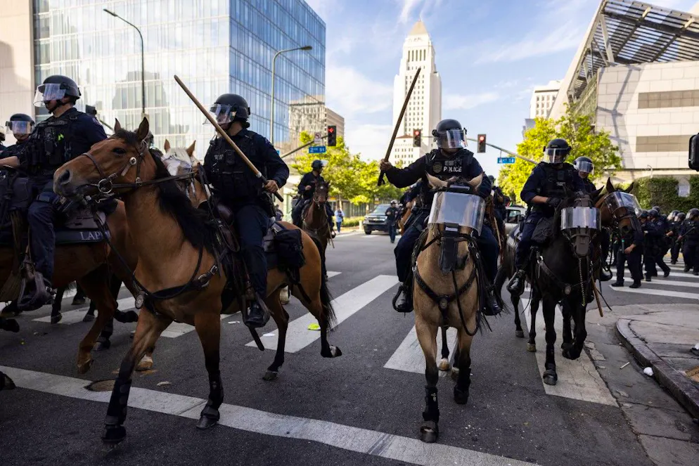 La police montée disperse la foule d’opposants à Donald Trump, à Los Angeles, le 14 juin 2025.