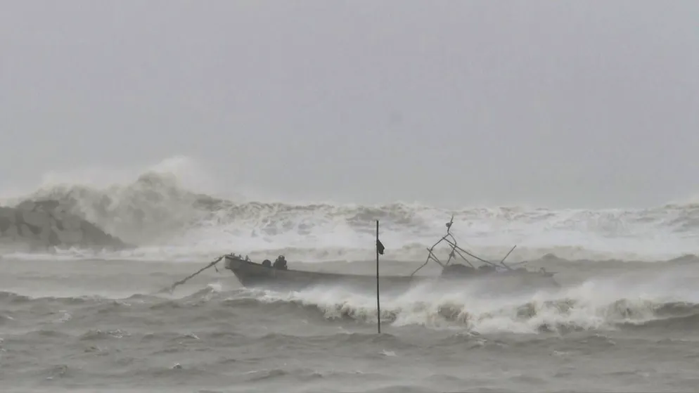 Le typhon s'est manifesté tant en mer que sur terre.