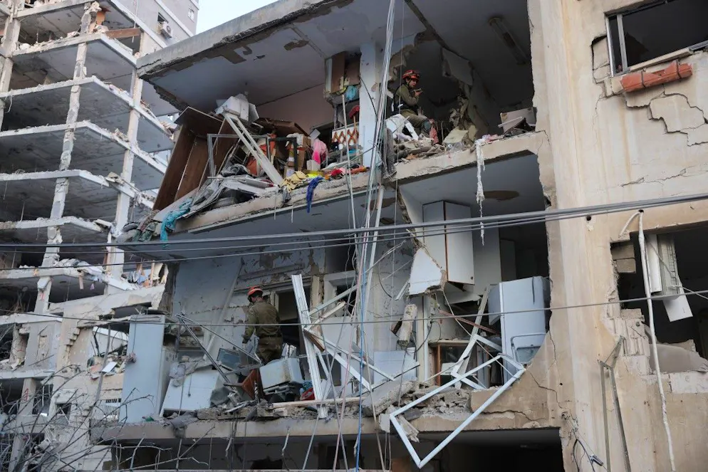 Un immeuble détruit, au sud de Tel Aviv, ce dimanche 15 juin 2025.