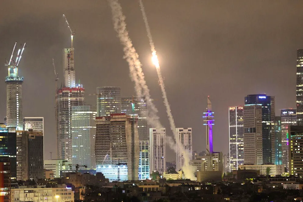 Il sistema di difesa aerea Iron Dome di Israele intercetta i missili balistici lanciati dall'Iran sopra la città di Tel Aviv.