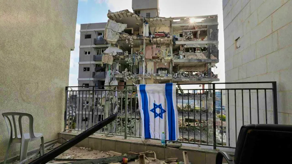 dpatopbilder - An Israeli flag hangs on the balcony railing of one of the residential buildings destroyed by an Iranian missile attack. Photo: Baz Ratner/AP/dpa