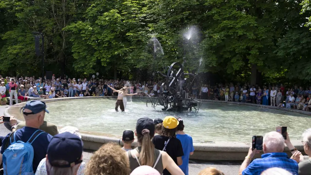 La parade a connu un moment solennel en s'arrêtant devant la Fontaine Jo Siffert, une œuvre emblématique réalisée par Jean Tinguely en mémoire de son ami pilote (archives).