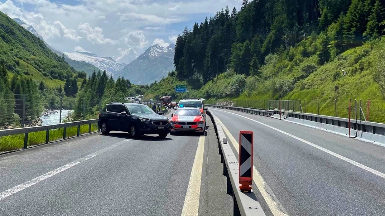 Road traffic. Police stop reckless motorcycle group on the San Bernardino GR