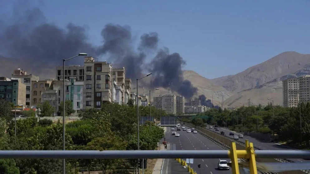 De la fumée s'élève d'un dépôt pétrolier touché par une frappe israélienne le 14 juin 2025, à Téhéran. (Archives)