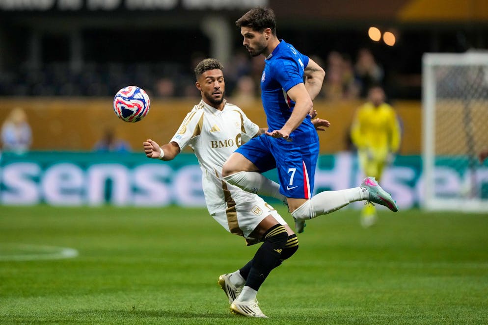 Chelseas Torschütze Pedro Neto (r) in Aktion.