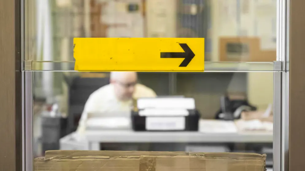 Fin 2024, la Suisse comptait encore 765 offices de poste et 1230 agences postales. Le nombre de points d'accès desservis a donc encore diminué de 11 l'an dernier.