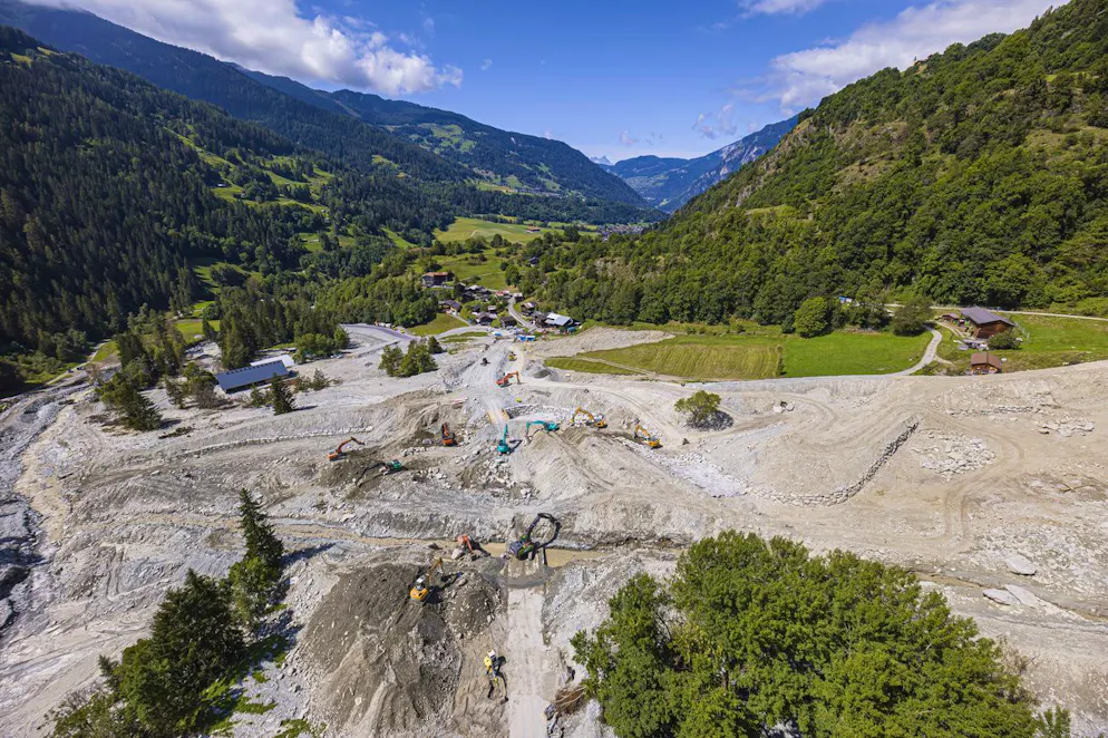 Des pelleteuses travaillent dans la zone autour du pont fusible sur le torrent du Fregnoley emporte a la suite d'une serie de laves torrentielles durant le mois de juillet, le lundi 26 aout 2024 entre le village de Champsec et Lourtier dans la commune du Val de Bagnes. (archives)