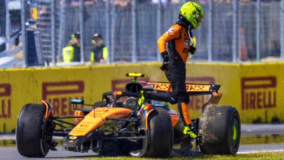 Lando Norris lascia la sua auto a bordo pista dopo l'incidente con il compagno di squadra Piastri.