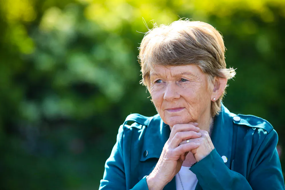 L'historienne Catherine Corless pose sur le site de l'ancien foyer pour mères et enfants St Mary's Mother and Baby Home, à Tuam, dans la banlieue de Galway, dans l'ouest de l'Irlande, un site qui abriterait un charnier d'enfants et de mères, le 20 mai 2025.