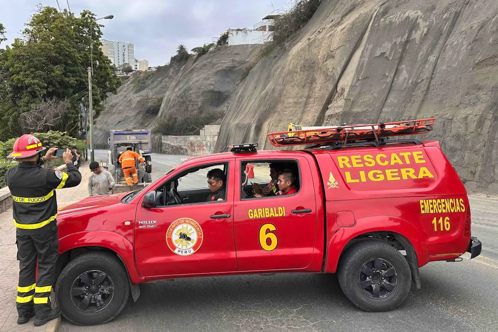 Les services d'urgence ferment l'avenue Costa Verde en raison d'éboulements provoqués par un tremblement de terre à Lima, au Pérou, le 15 juin 2025. Un séisme de magnitude 6,1 a secoué Lima et la ville voisine de Callao le 15 juin.