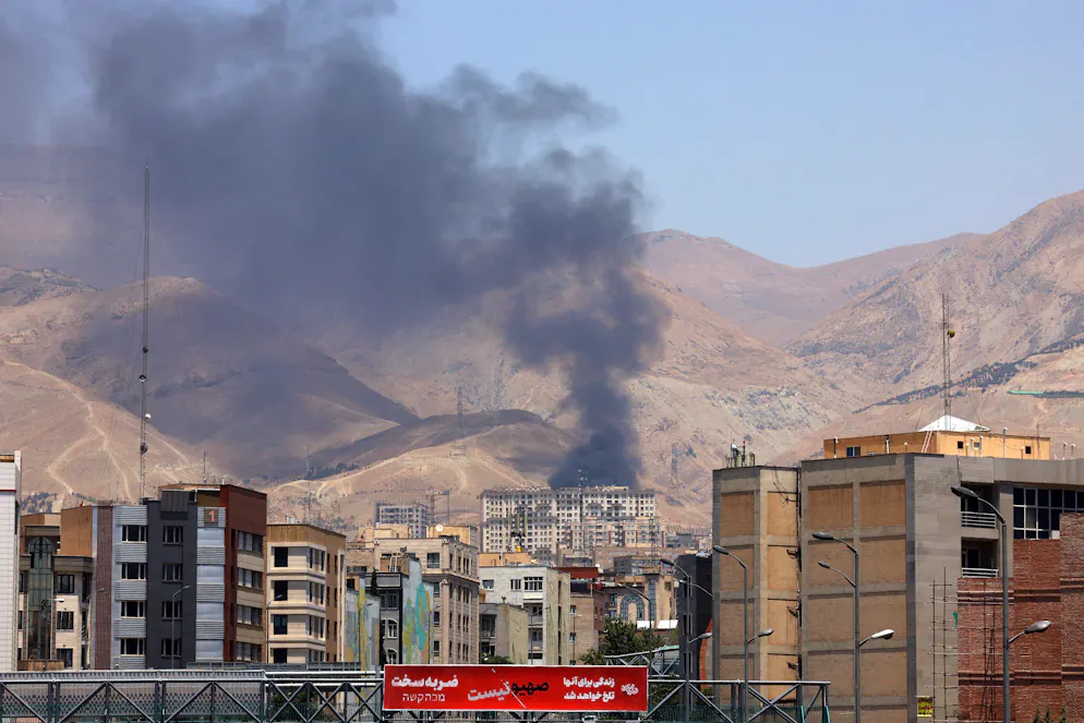 De la fumée s'élève pour la deuxième journée consécutive du dépôt pétrolier de Shahran, au nord-ouest de Téhéran, le 16 juin 2025.