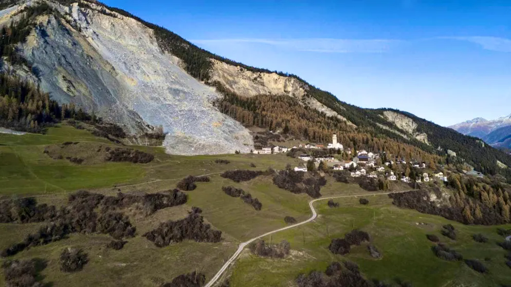 The mountain above Brienz GR is in danger of collapsing. The village, which has already been evacuated, has now also been closed during the day. (archive picture)