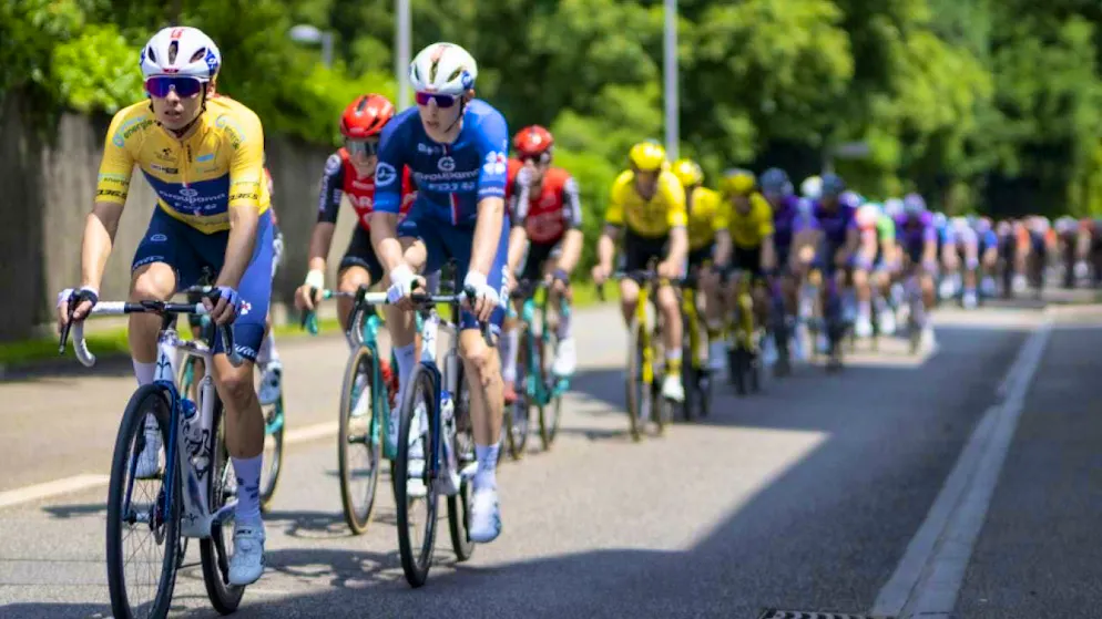 Tour leader Romain Grégoire (in the yellow leader's jersey) on the road in Burgdorf in the 2nd stage from Aarau to Schwarzsee